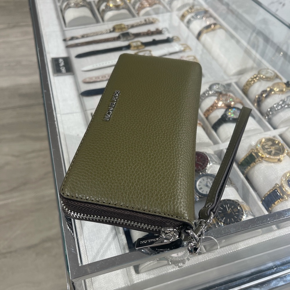 MICHAEL KORS Lg Pebbled Leather Continental Wallet Wristlet Phone Holder
Olive - Picture 11 of 16